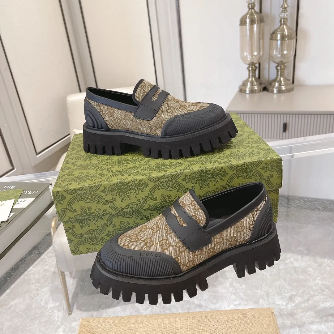 👟👟Ex-factory price 520👟👟 New GG loafers for spring and autumn. Gucci shoes cleverly use unique design elements to inject fresh vitality into the collection design. Crafted from camel and ebony GG canvas, these stylish unisex loafers feature a new interpretation of the brand's classic monogram pattern for the new season. Camel and ebony GG canvas/imported silk cowhide surface, imported silk cowhide lining, same style for men and women, black leather and rubber piping, EVA rubber sole, low heel, 4.5cm heel height, female size: 35#~42#, male size: 39#~47#, Italian creation